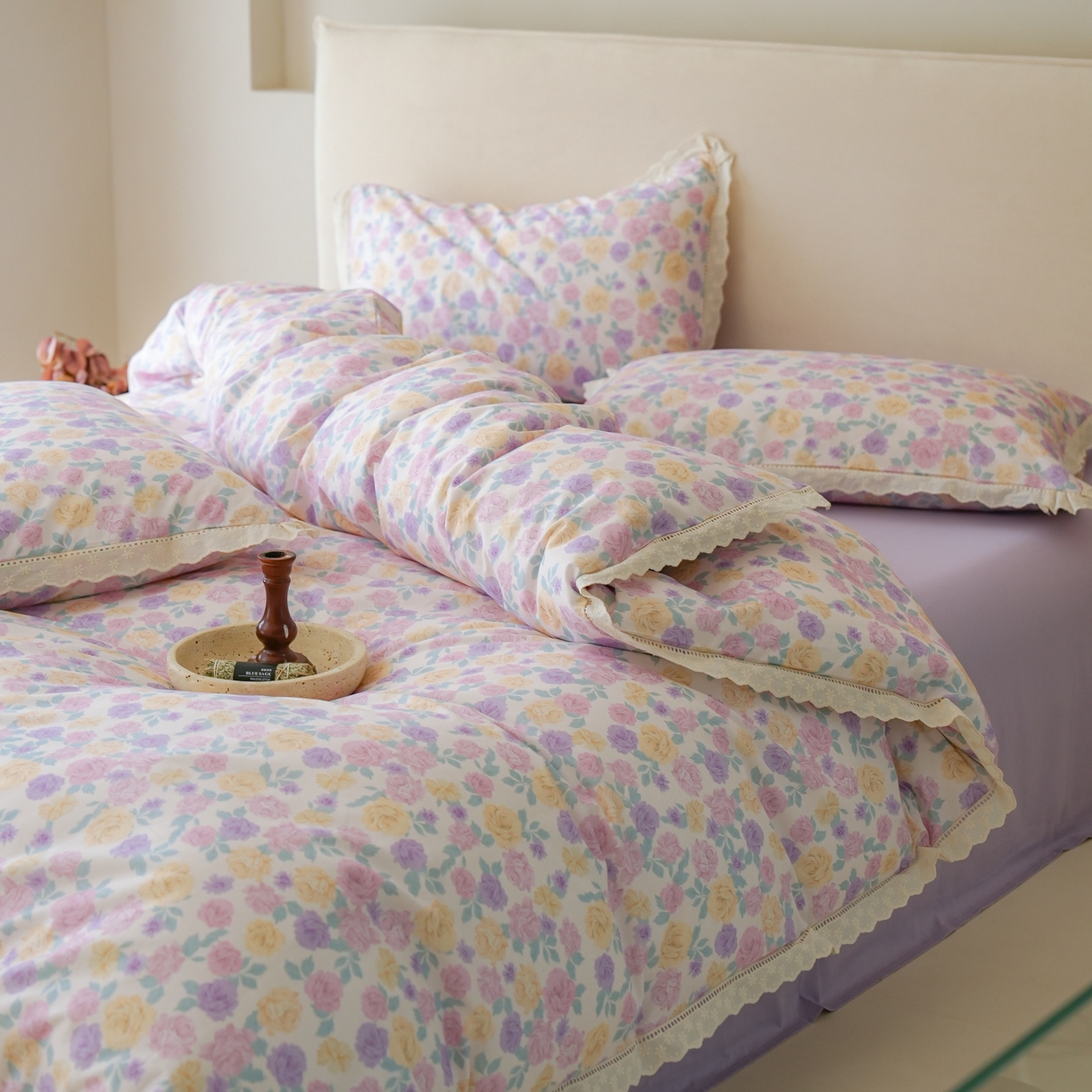 91家纺网 家纺一手货源 找家纺 洺兰家居 2025年小清新全棉13372镂空花边小碎花ins风水洗棉四件套 紫薇