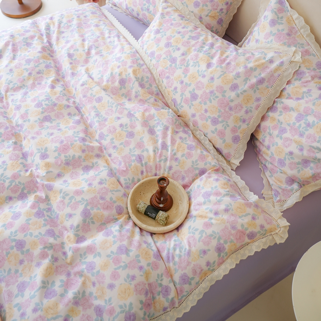 91家纺网 家纺一手货源 找家纺 洺兰家居 2025年小清新全棉13372镂空花边小碎花ins风水洗棉四件套 紫薇