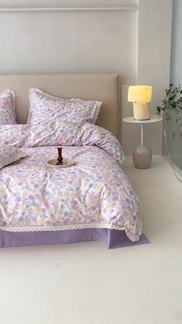 91家纺网 家纺一手货源 找家纺 洺兰家居 2025年小清新全棉13372镂空花边小碎花ins风水洗棉四件套 紫薇