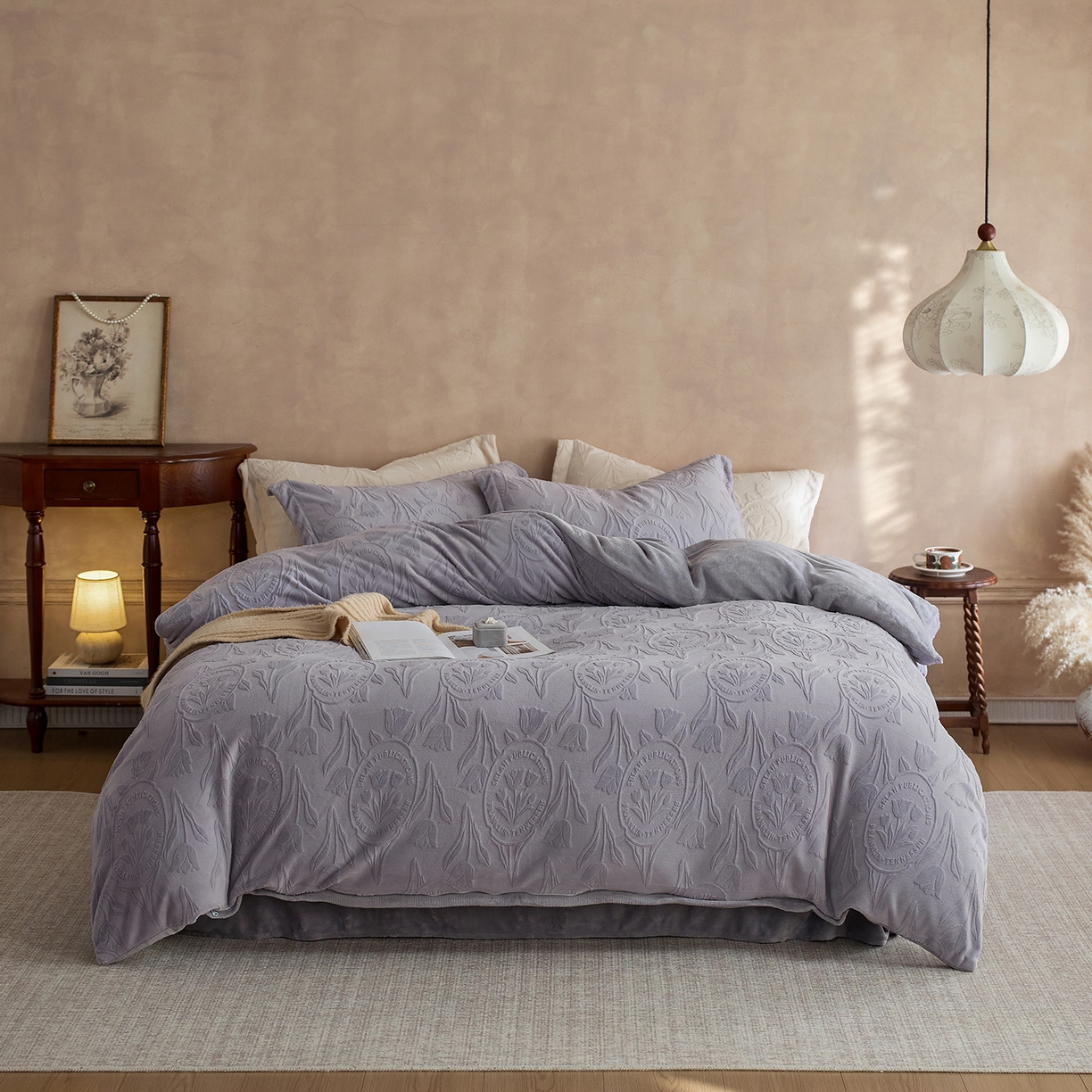 91家纺网 家纺一手货源 找家纺 亿梵家居 2025秋冬新款A类全消光牛奶绒立体5D雕花绒四件套-风格一 （提供买家秀） 郁金香-香芋紫