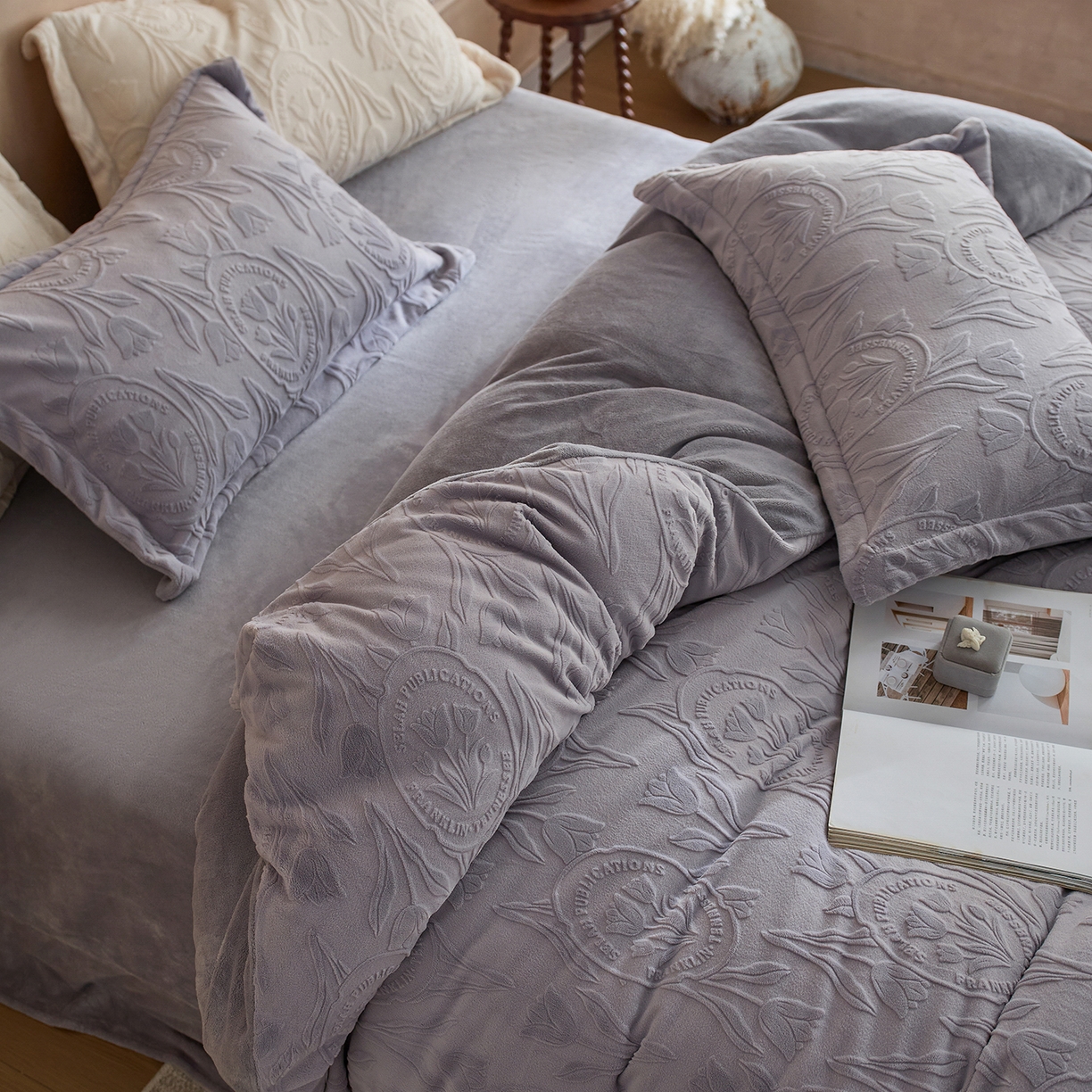 91家纺网 家纺一手货源 找家纺 亿梵家居 2025秋冬新款A类全消光牛奶绒立体5D雕花绒四件套-风格一 （提供买家秀） 郁金香-香芋紫