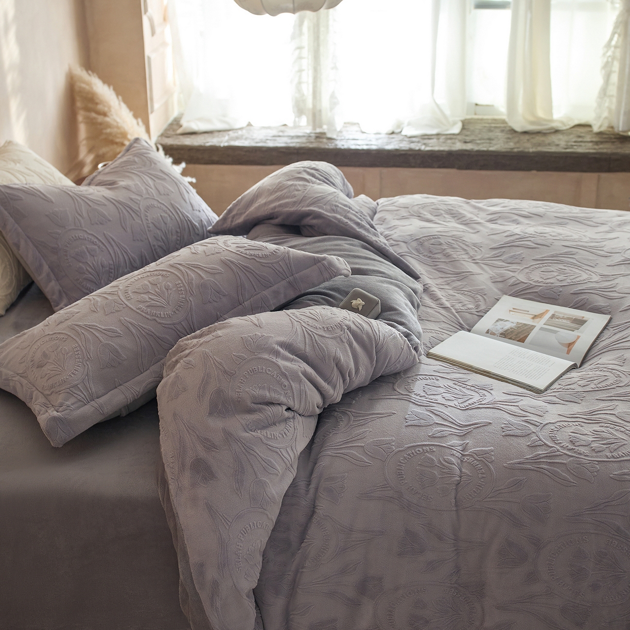 91家纺网 家纺一手货源 找家纺 亿梵家居 2025秋冬新款A类全消光牛奶绒立体5D雕花绒四件套-风格一 （提供买家秀） 郁金香-香芋紫