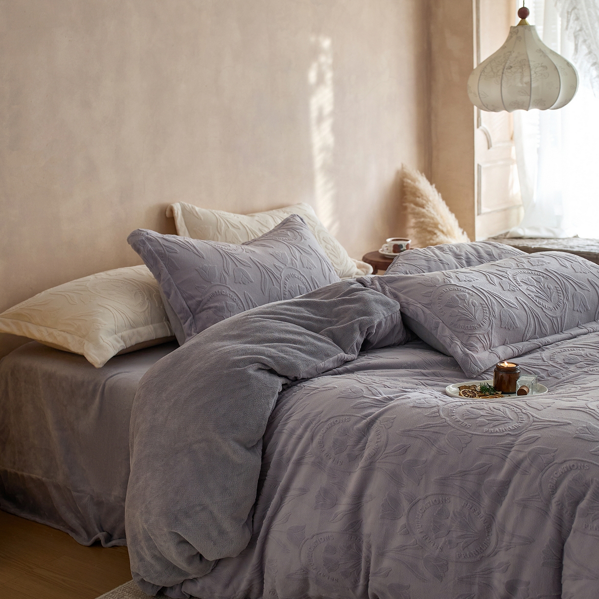 91家纺网 家纺一手货源 找家纺 亿梵家居 2025秋冬新款A类全消光牛奶绒立体5D雕花绒四件套-风格一 （提供买家秀） 郁金香-香芋紫