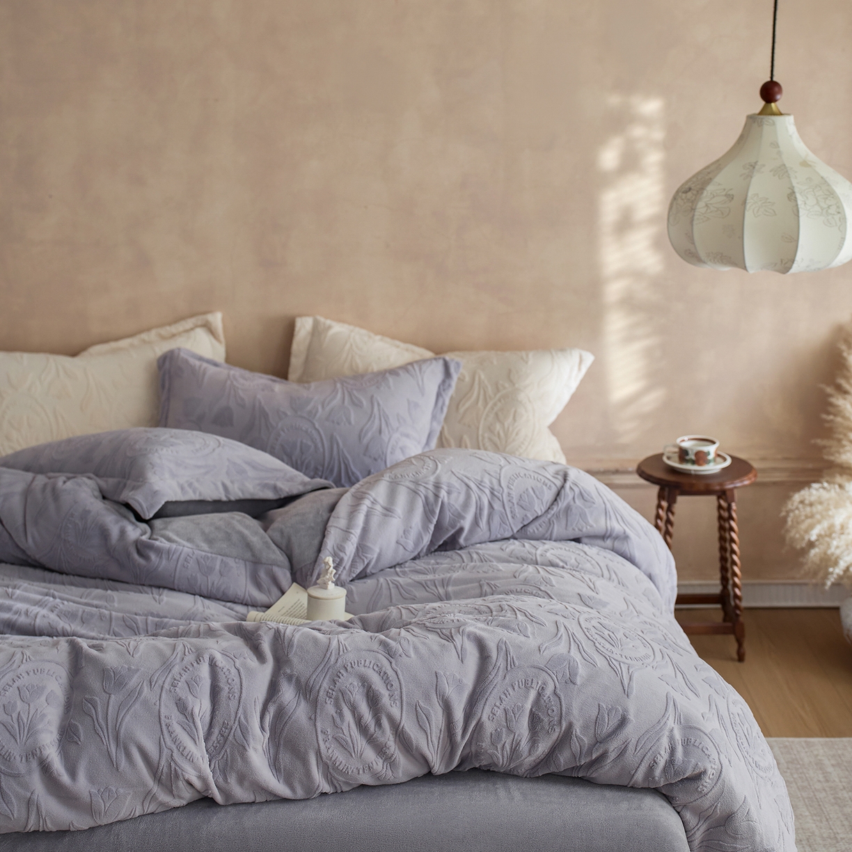 91家纺网 家纺一手货源 找家纺 亿梵家居 2025秋冬新款A类全消光牛奶绒立体5D雕花绒四件套-风格一 （提供买家秀） 郁金香-香芋紫