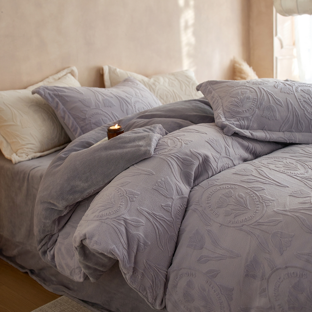 91家纺网 家纺一手货源 找家纺 亿梵家居 2025秋冬新款A类全消光牛奶绒立体5D雕花绒四件套-风格一 （提供买家秀） 郁金香-香芋紫