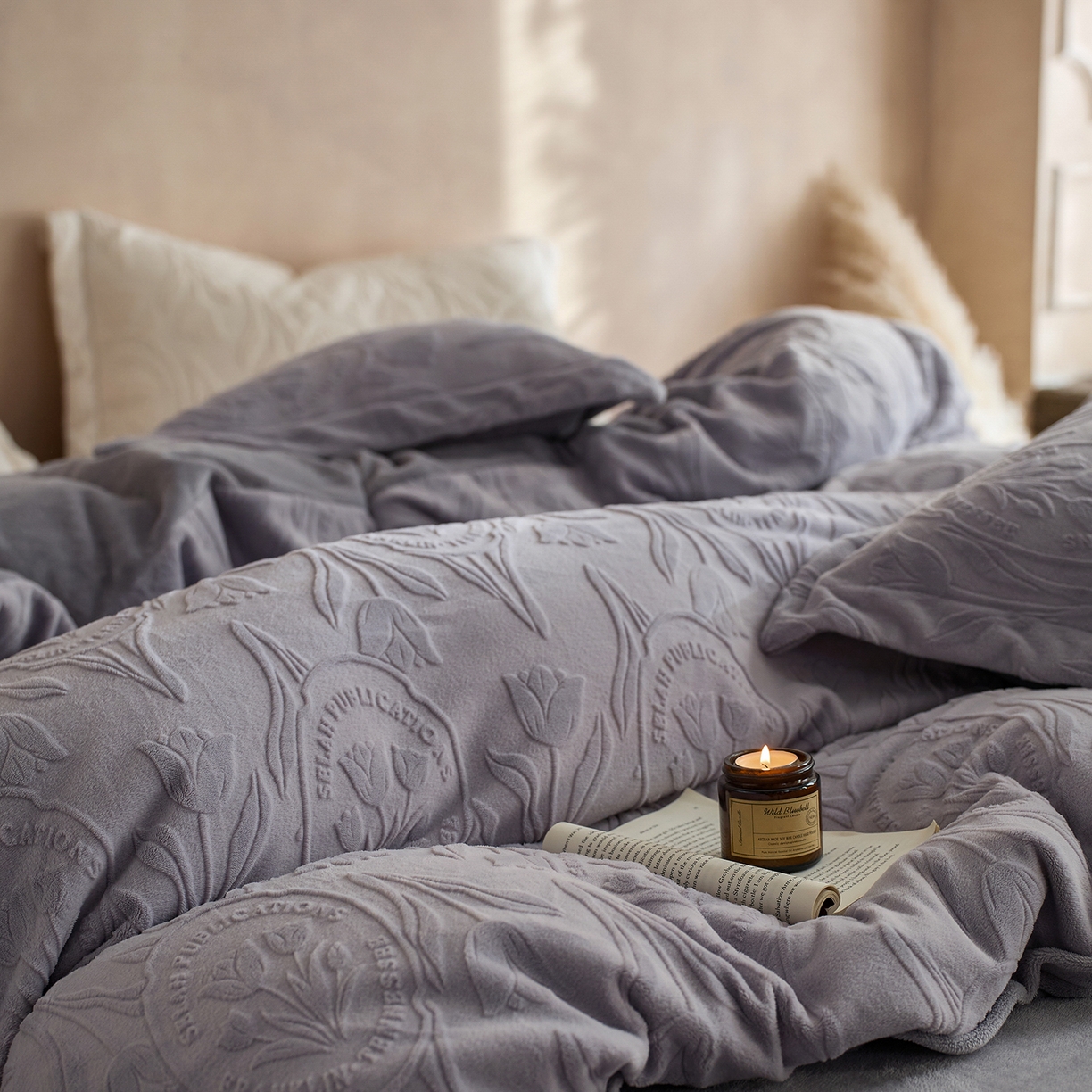 91家纺网 家纺一手货源 找家纺 亿梵家居 2025秋冬新款A类全消光牛奶绒立体5D雕花绒四件套-风格一 （提供买家秀） 郁金香-香芋紫