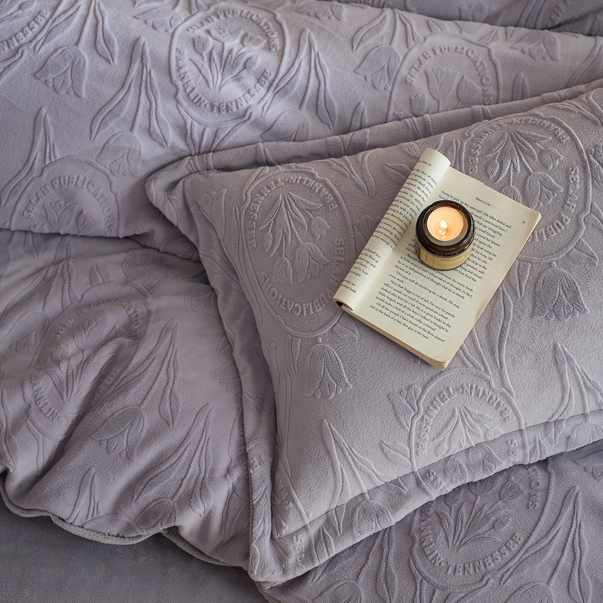 91家纺网 家纺一手货源 找家纺 亿梵家居 2025秋冬新款A类全消光牛奶绒立体5D雕花绒四件套-风格一 （提供买家秀） 郁金香-香芋紫