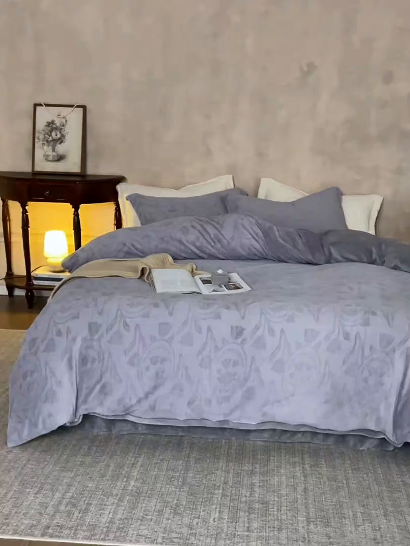 91家纺网 家纺一手货源 找家纺 亿梵家居 2025秋冬新款A类全消光牛奶绒立体5D雕花绒四件套-风格一 （提供买家秀） 郁金香-香芋紫