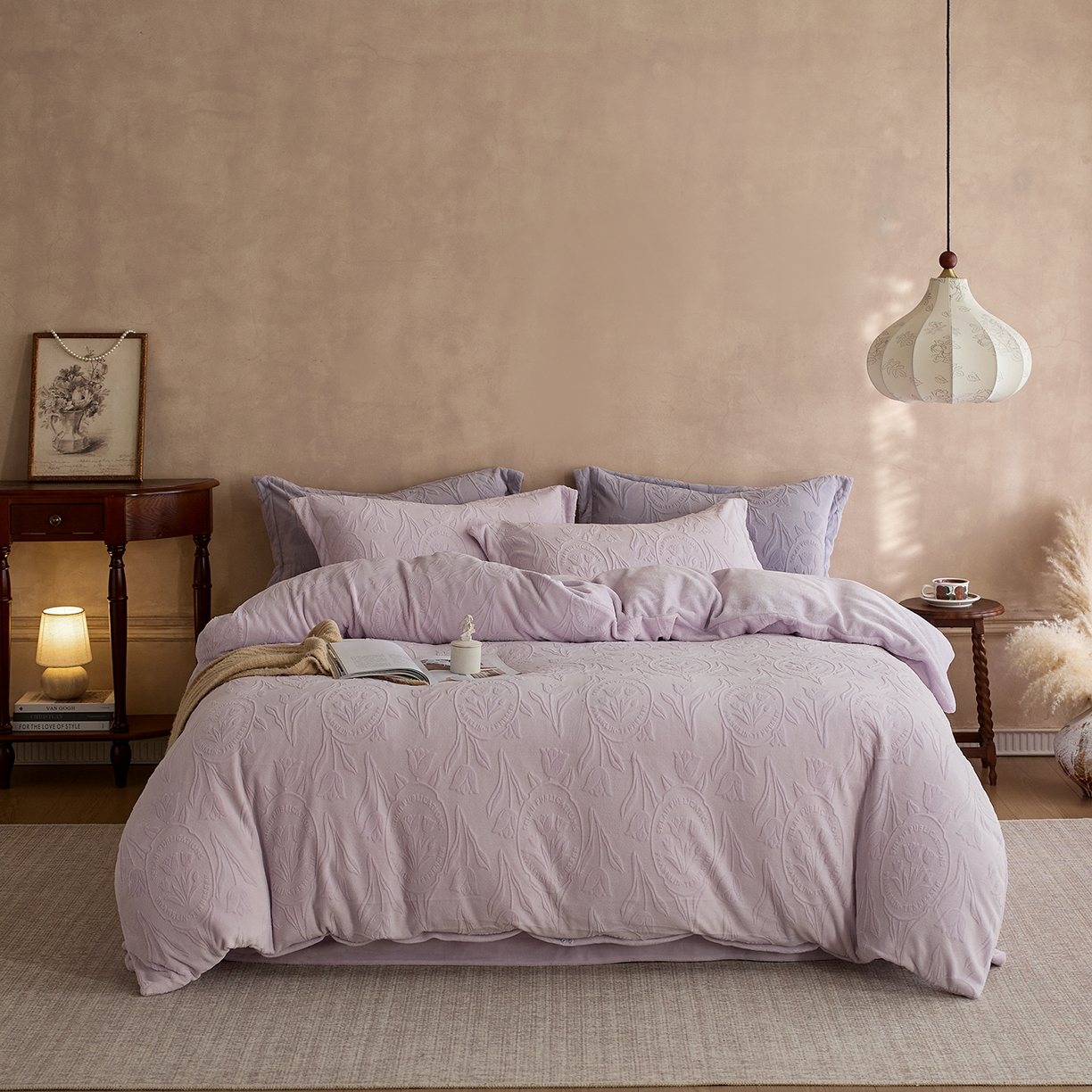 91家纺网 家纺一手货源 找家纺 亿梵家居 2025秋冬新款A类全消光牛奶绒立体5D雕花绒四件套-风格一 （提供买家秀） 郁金香-新媚紫