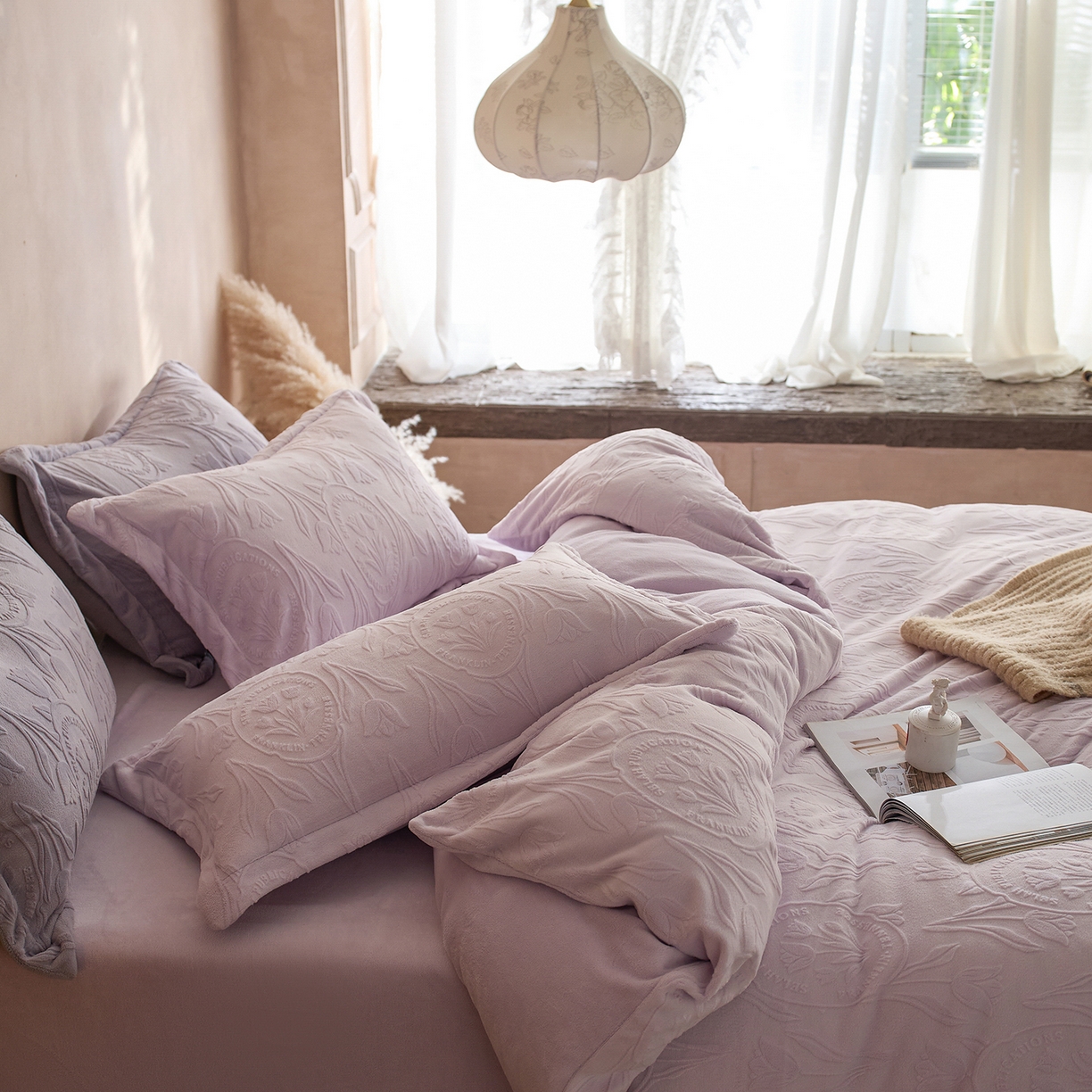 91家纺网 家纺一手货源 找家纺 亿梵家居 2025秋冬新款A类全消光牛奶绒立体5D雕花绒四件套-风格一 （提供买家秀） 郁金香-新媚紫