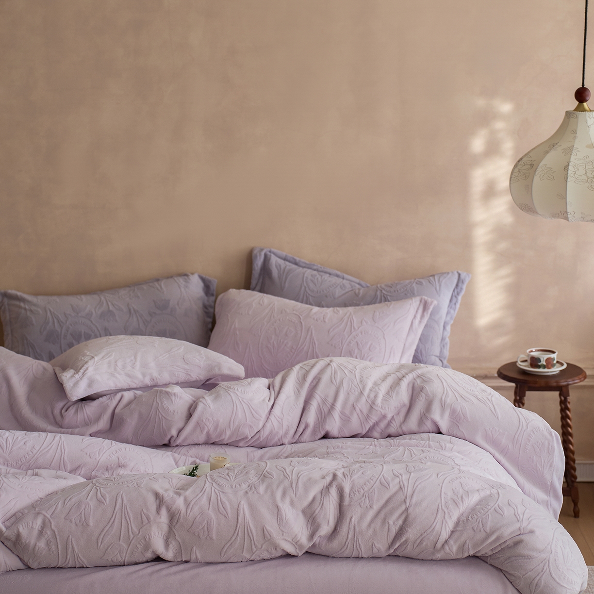 91家纺网 家纺一手货源 找家纺 亿梵家居 2025秋冬新款A类全消光牛奶绒立体5D雕花绒四件套-风格一 （提供买家秀） 郁金香-新媚紫