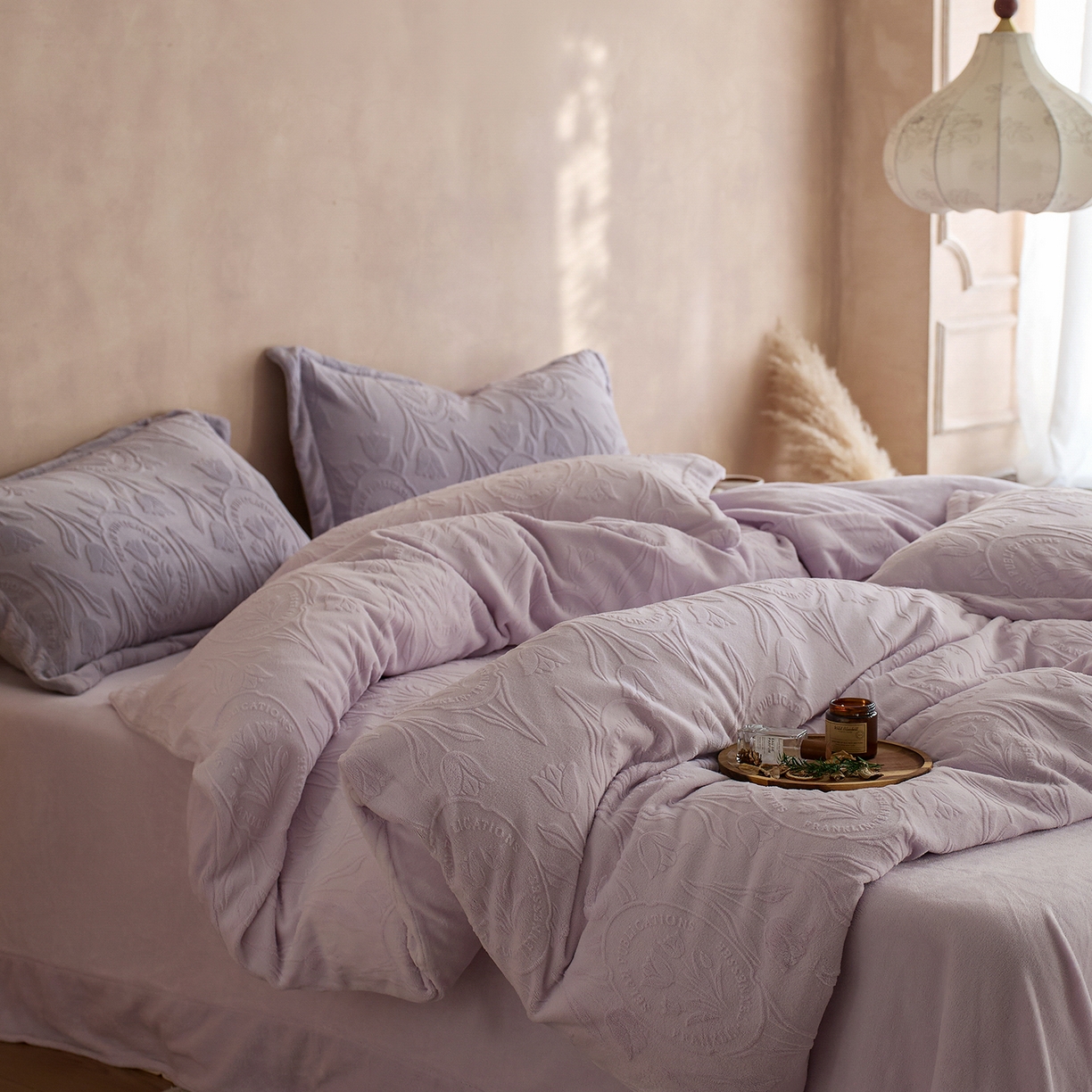 91家纺网 家纺一手货源 找家纺 亿梵家居 2025秋冬新款A类全消光牛奶绒立体5D雕花绒四件套-风格一 （提供买家秀） 郁金香-新媚紫