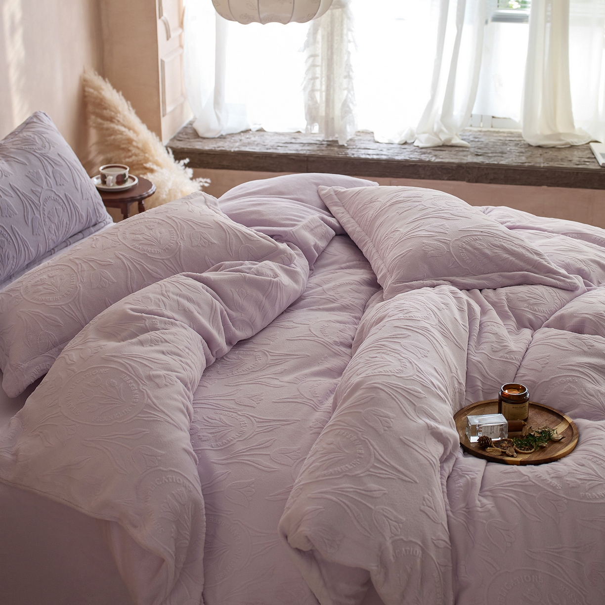 91家纺网 家纺一手货源 找家纺 亿梵家居 2025秋冬新款A类全消光牛奶绒立体5D雕花绒四件套-风格一 （提供买家秀） 郁金香-新媚紫