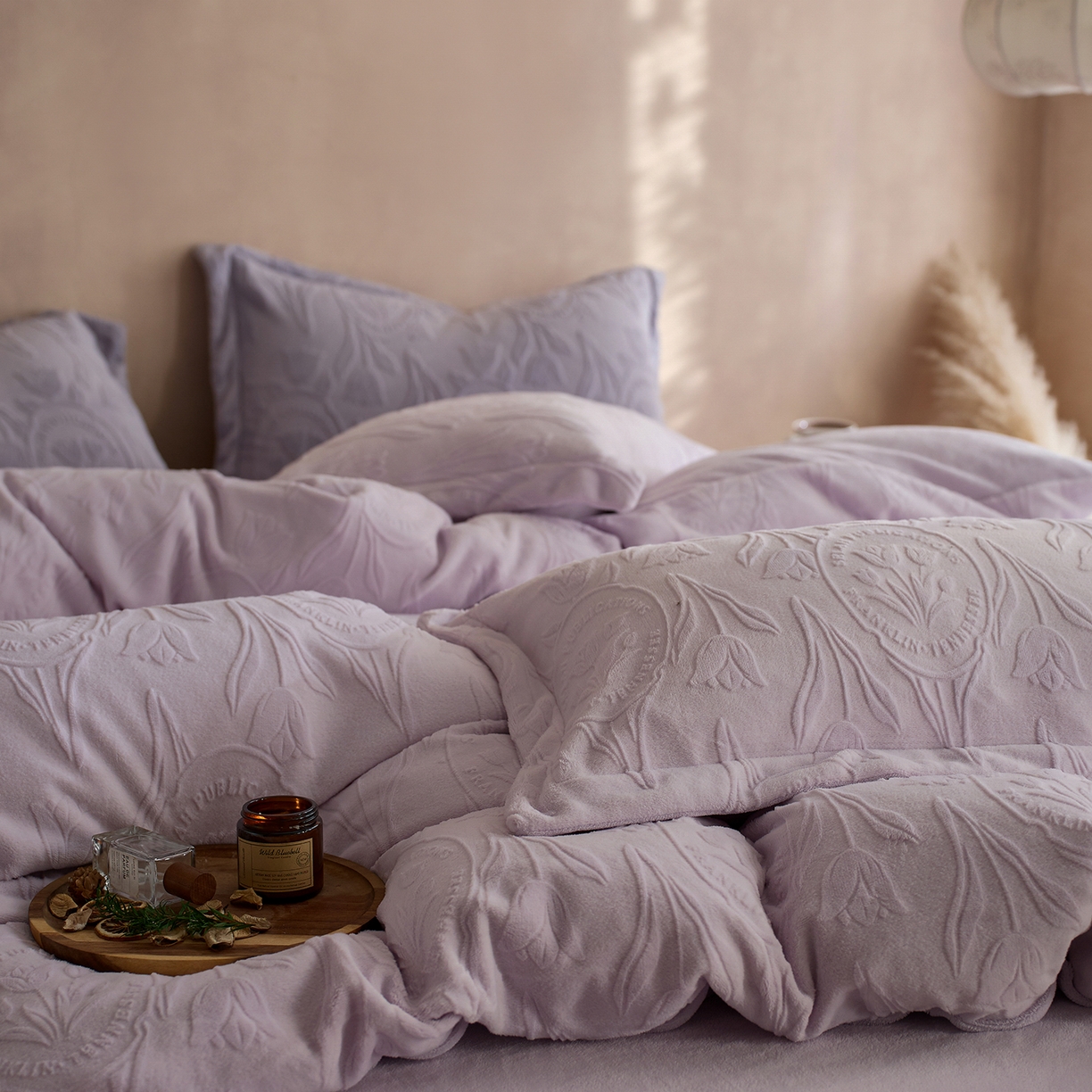 91家纺网 家纺一手货源 找家纺 亿梵家居 2025秋冬新款A类全消光牛奶绒立体5D雕花绒四件套-风格一 （提供买家秀） 郁金香-新媚紫