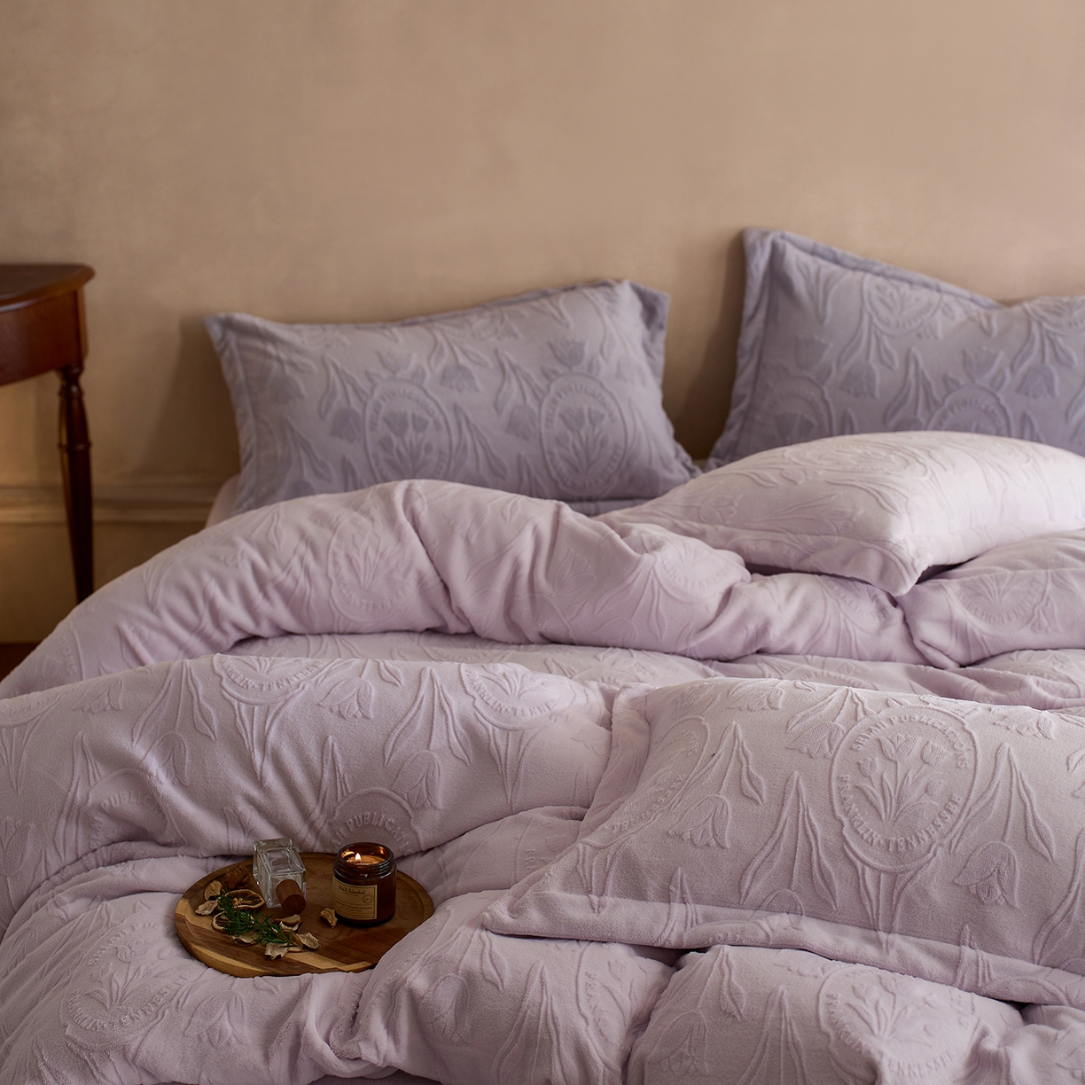 91家纺网 家纺一手货源 找家纺 亿梵家居 2025秋冬新款A类全消光牛奶绒立体5D雕花绒四件套-风格一 （提供买家秀） 郁金香-新媚紫