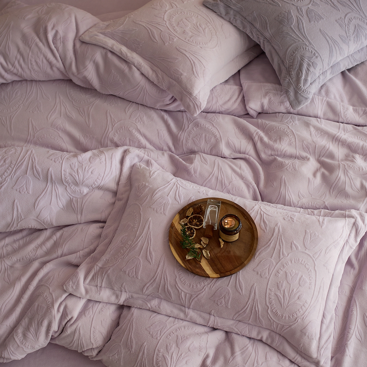 91家纺网 家纺一手货源 找家纺 亿梵家居 2025秋冬新款A类全消光牛奶绒立体5D雕花绒四件套-风格一 （提供买家秀） 郁金香-新媚紫