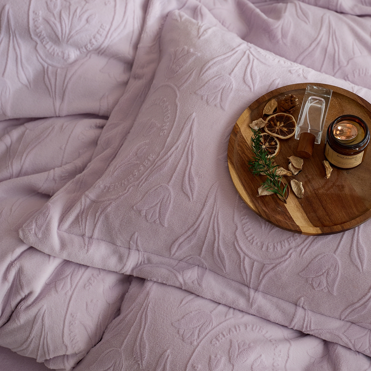 91家纺网 家纺一手货源 找家纺 亿梵家居 2025秋冬新款A类全消光牛奶绒立体5D雕花绒四件套-风格一 （提供买家秀） 郁金香-新媚紫