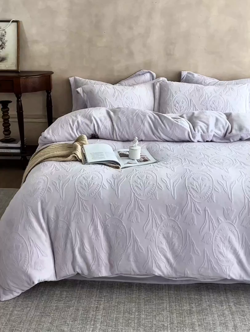 91家纺网 家纺一手货源 找家纺 亿梵家居 2025秋冬新款A类全消光牛奶绒立体5D雕花绒四件套-风格一 （提供买家秀） 郁金香-新媚紫