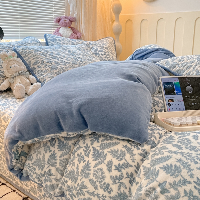 91家纺网 家纺一手货源 找家纺 （总）云玲时尚 2025新款高克重牛奶绒印花床盖四件套