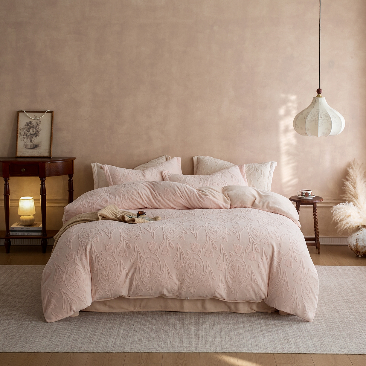 91家纺网 家纺一手货源 找家纺 亿梵家居 2025秋冬新款A类全消光牛奶绒立体5D雕花绒四件套-风格一 （提供买家秀） 郁金香-樱花粉