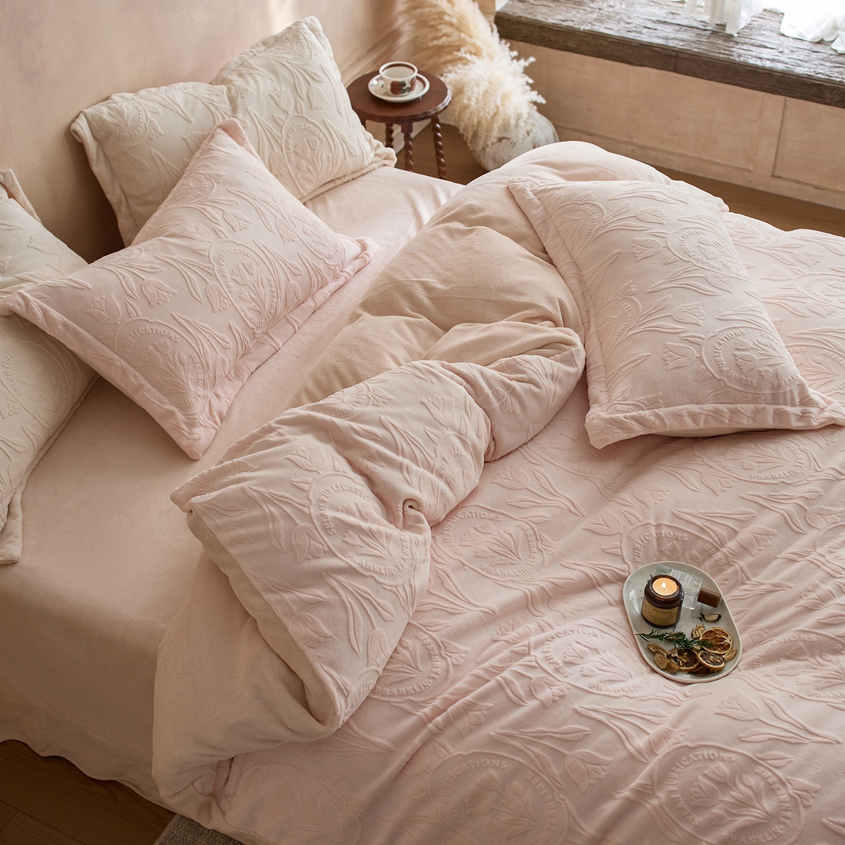 91家纺网 家纺一手货源 找家纺 亿梵家居 2025秋冬新款A类全消光牛奶绒立体5D雕花绒四件套-风格一 （提供买家秀） 郁金香-樱花粉