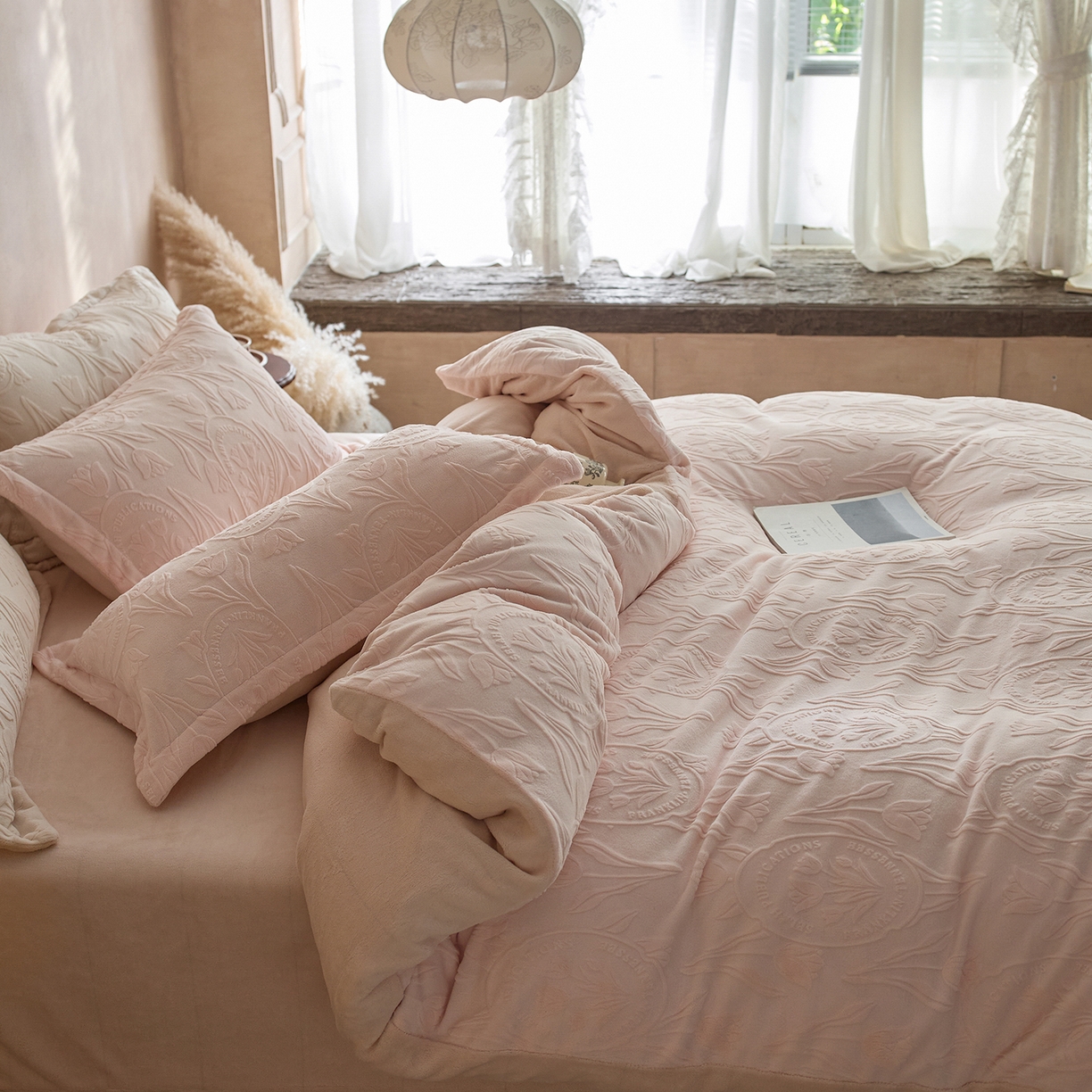 91家纺网 家纺一手货源 找家纺 亿梵家居 2025秋冬新款A类全消光牛奶绒立体5D雕花绒四件套-风格一 （提供买家秀） 郁金香-樱花粉