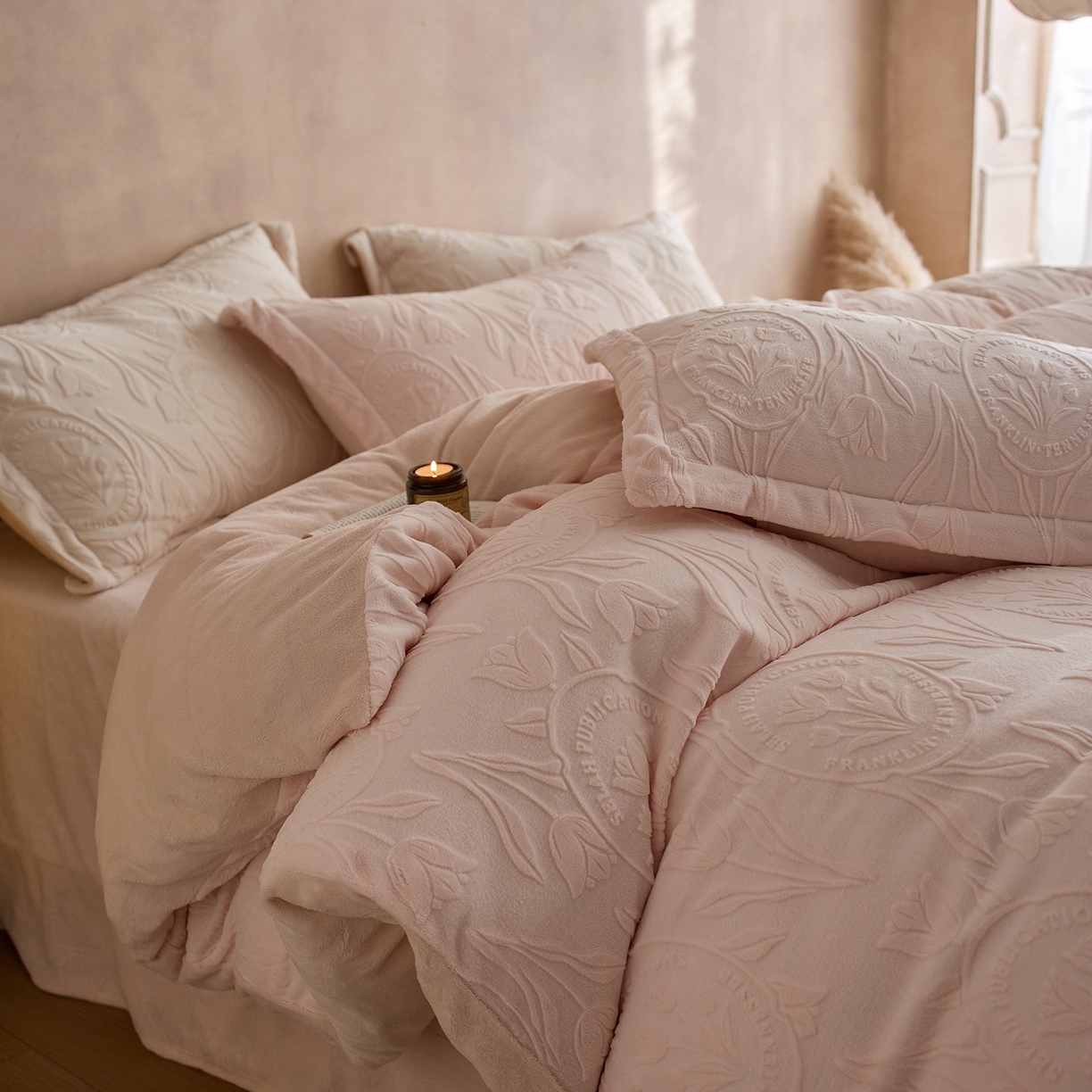 91家纺网 家纺一手货源 找家纺 亿梵家居 2025秋冬新款A类全消光牛奶绒立体5D雕花绒四件套-风格一 （提供买家秀） 郁金香-樱花粉