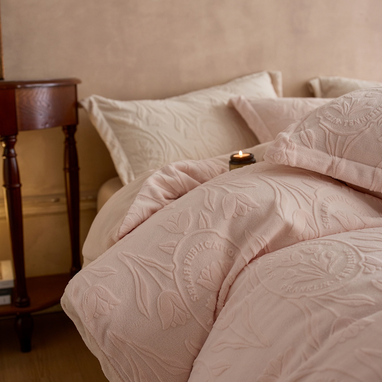 91家纺网 家纺一手货源 找家纺 亿梵家居 2025秋冬新款A类全消光牛奶绒立体5D雕花绒四件套-风格一 （提供买家秀） 郁金香-樱花粉