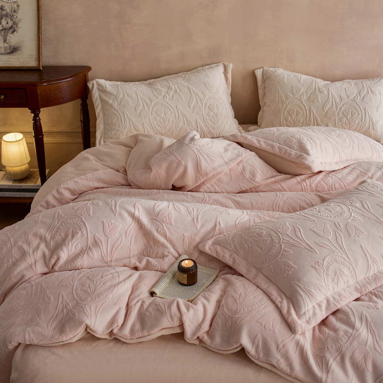 91家纺网 家纺一手货源 找家纺 亿梵家居 2025秋冬新款A类全消光牛奶绒立体5D雕花绒四件套-风格一 （提供买家秀） 郁金香-樱花粉