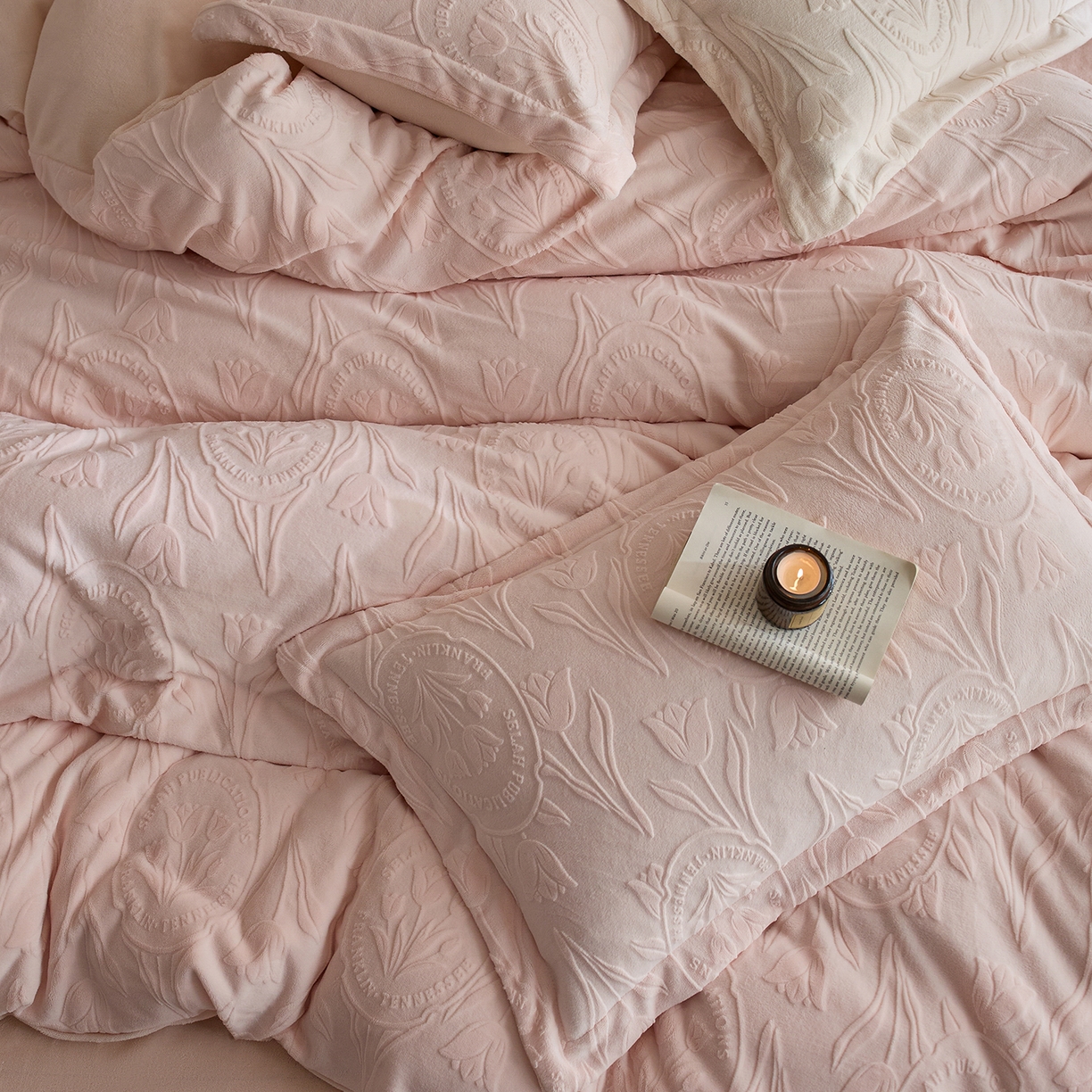 91家纺网 家纺一手货源 找家纺 亿梵家居 2025秋冬新款A类全消光牛奶绒立体5D雕花绒四件套-风格一 （提供买家秀） 郁金香-樱花粉