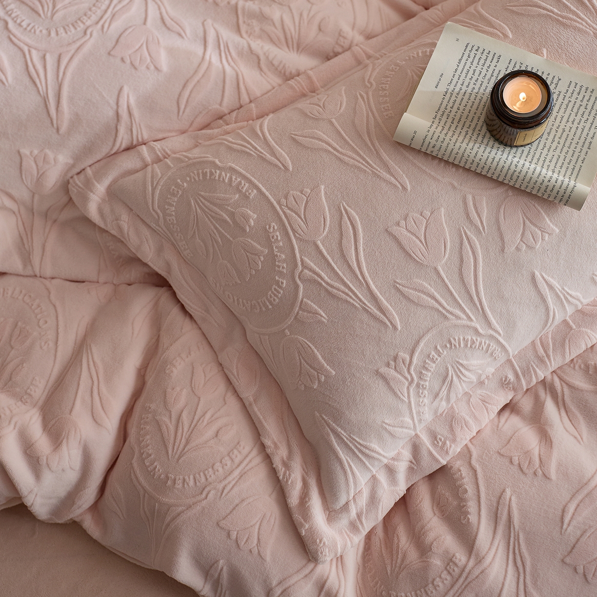 91家纺网 家纺一手货源 找家纺 亿梵家居 2025秋冬新款A类全消光牛奶绒立体5D雕花绒四件套-风格一 （提供买家秀） 郁金香-樱花粉