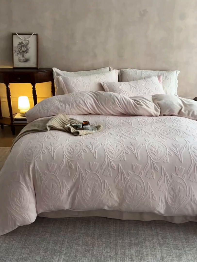 91家纺网 家纺一手货源 找家纺 亿梵家居 2025秋冬新款A类全消光牛奶绒立体5D雕花绒四件套-风格一 （提供买家秀） 郁金香-樱花粉
