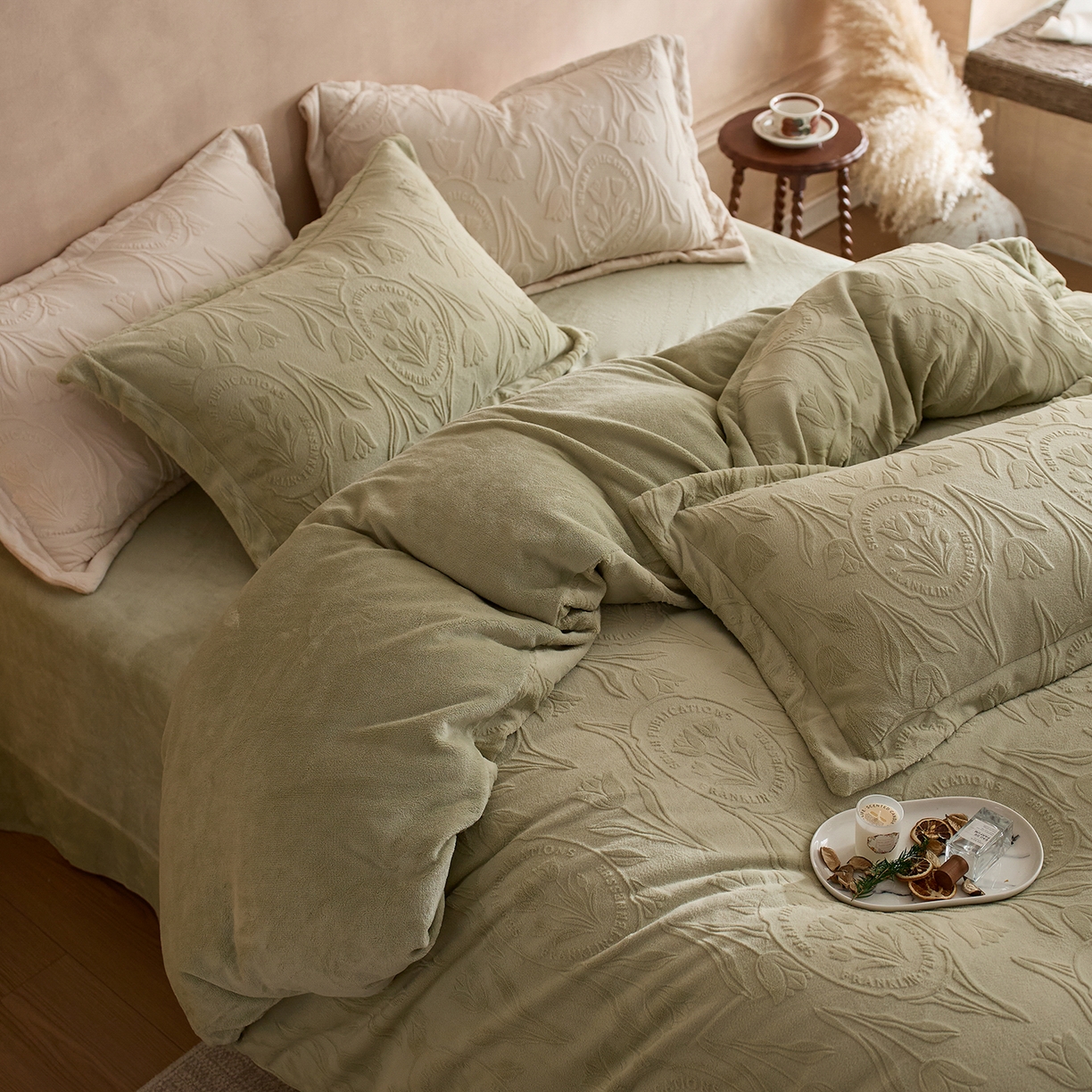 91家纺网 家纺一手货源 找家纺 亿梵家居 2025秋冬新款A类全消光牛奶绒立体5D雕花绒四件套-风格一 （提供买家秀） 郁金香-原野绿