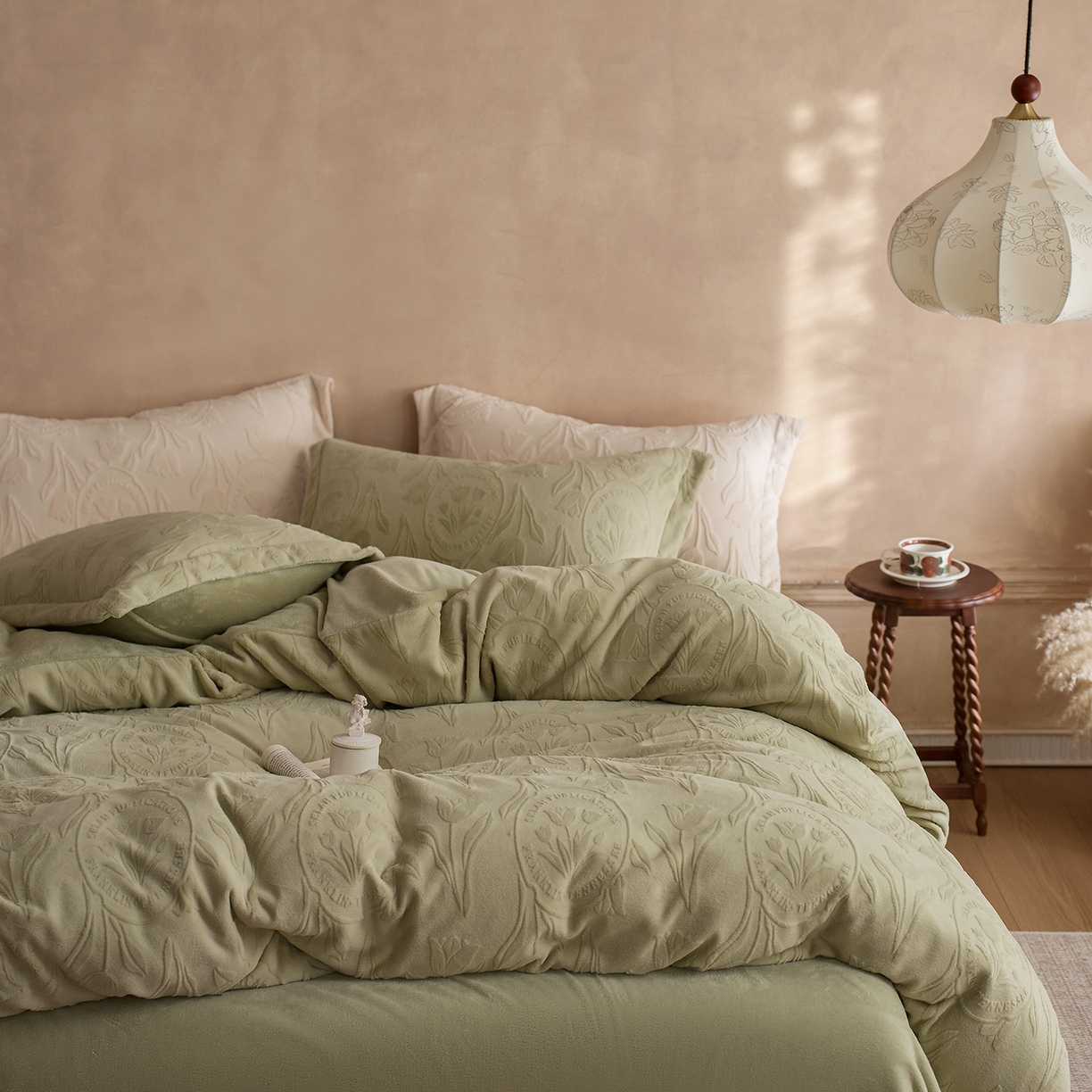 91家纺网 家纺一手货源 找家纺 亿梵家居 2025秋冬新款A类全消光牛奶绒立体5D雕花绒四件套-风格一 （提供买家秀） 郁金香-原野绿