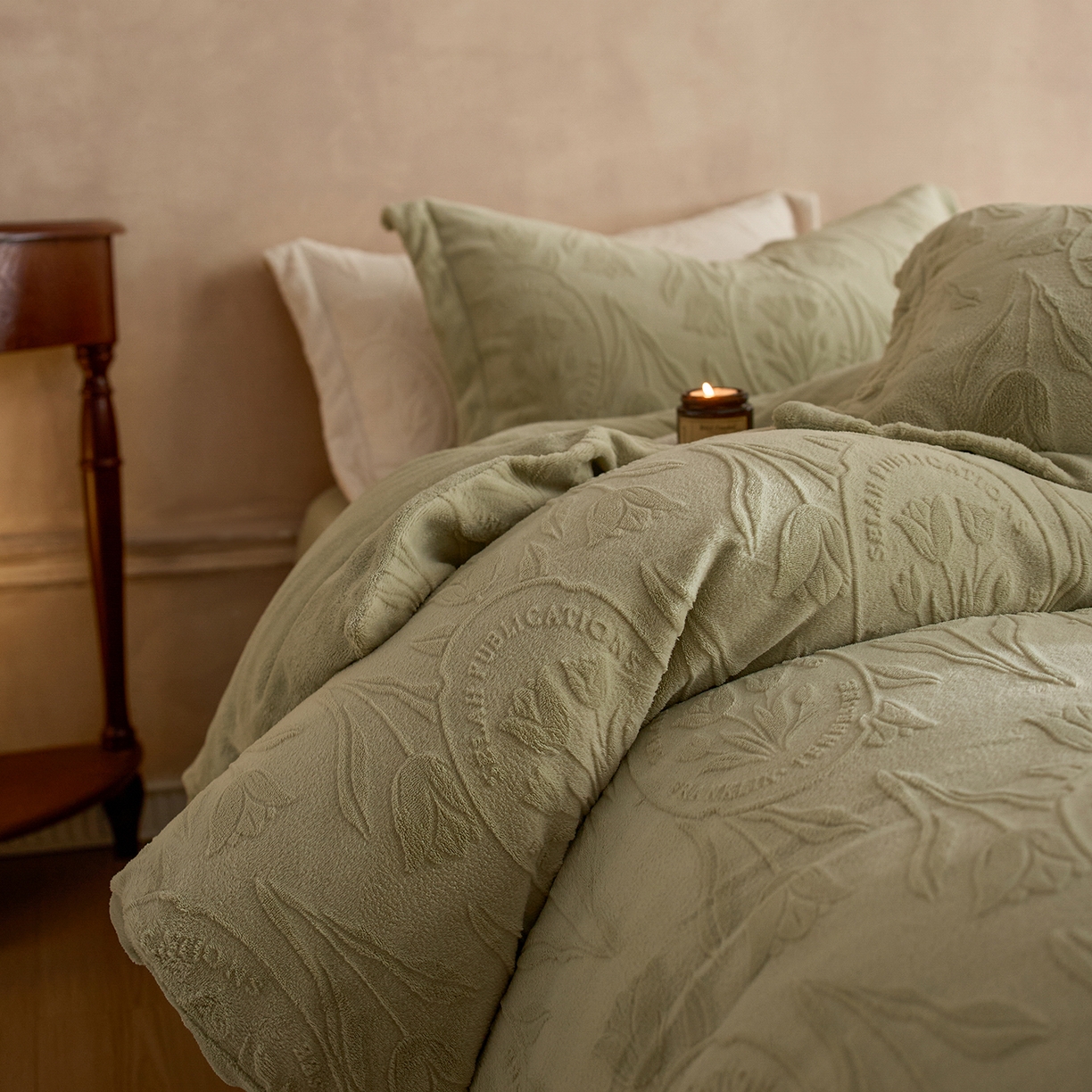 91家纺网 家纺一手货源 找家纺 亿梵家居 2025秋冬新款A类全消光牛奶绒立体5D雕花绒四件套-风格一 （提供买家秀） 郁金香-原野绿