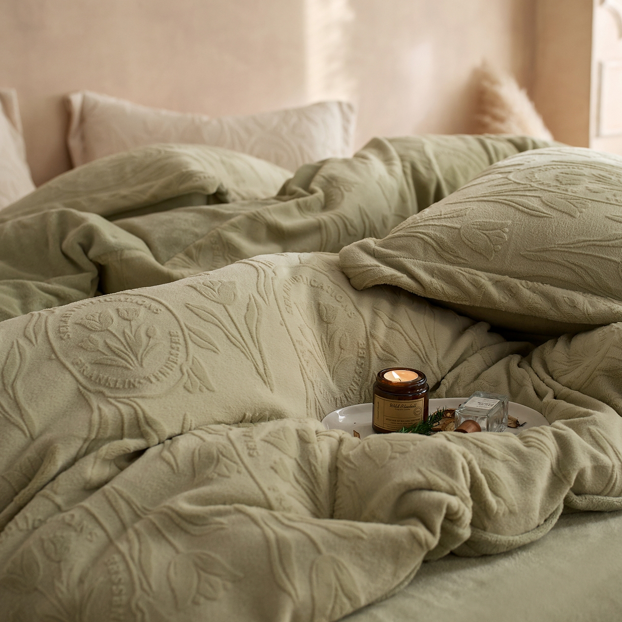 91家纺网 家纺一手货源 找家纺 亿梵家居 2025秋冬新款A类全消光牛奶绒立体5D雕花绒四件套-风格一 （提供买家秀） 郁金香-原野绿