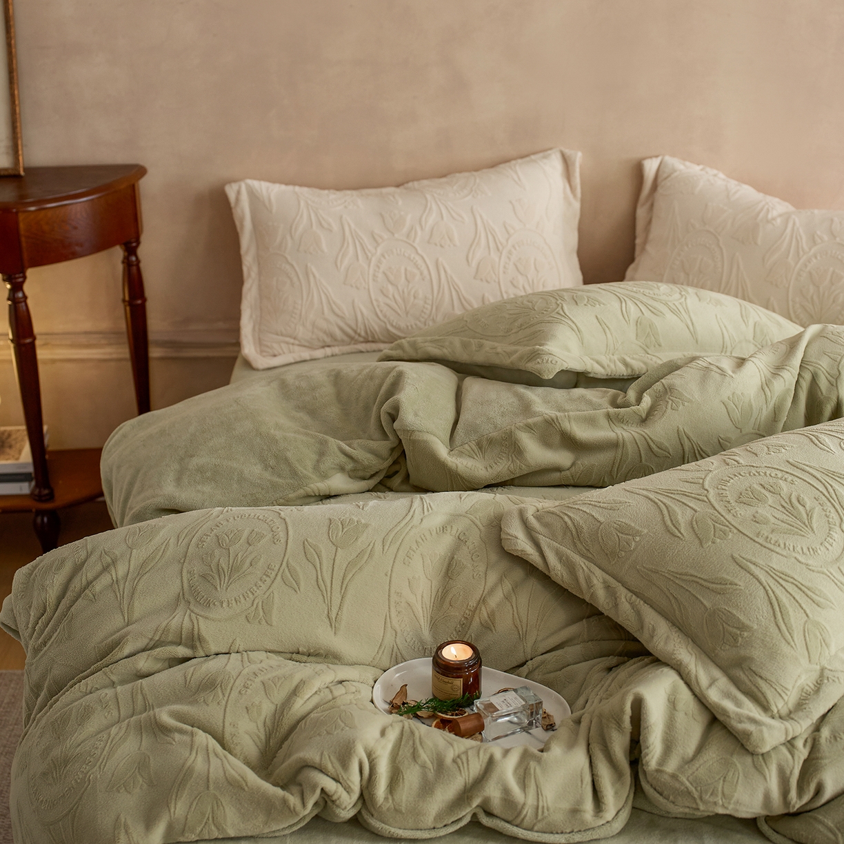 91家纺网 家纺一手货源 找家纺 亿梵家居 2025秋冬新款A类全消光牛奶绒立体5D雕花绒四件套-风格一 （提供买家秀） 郁金香-原野绿