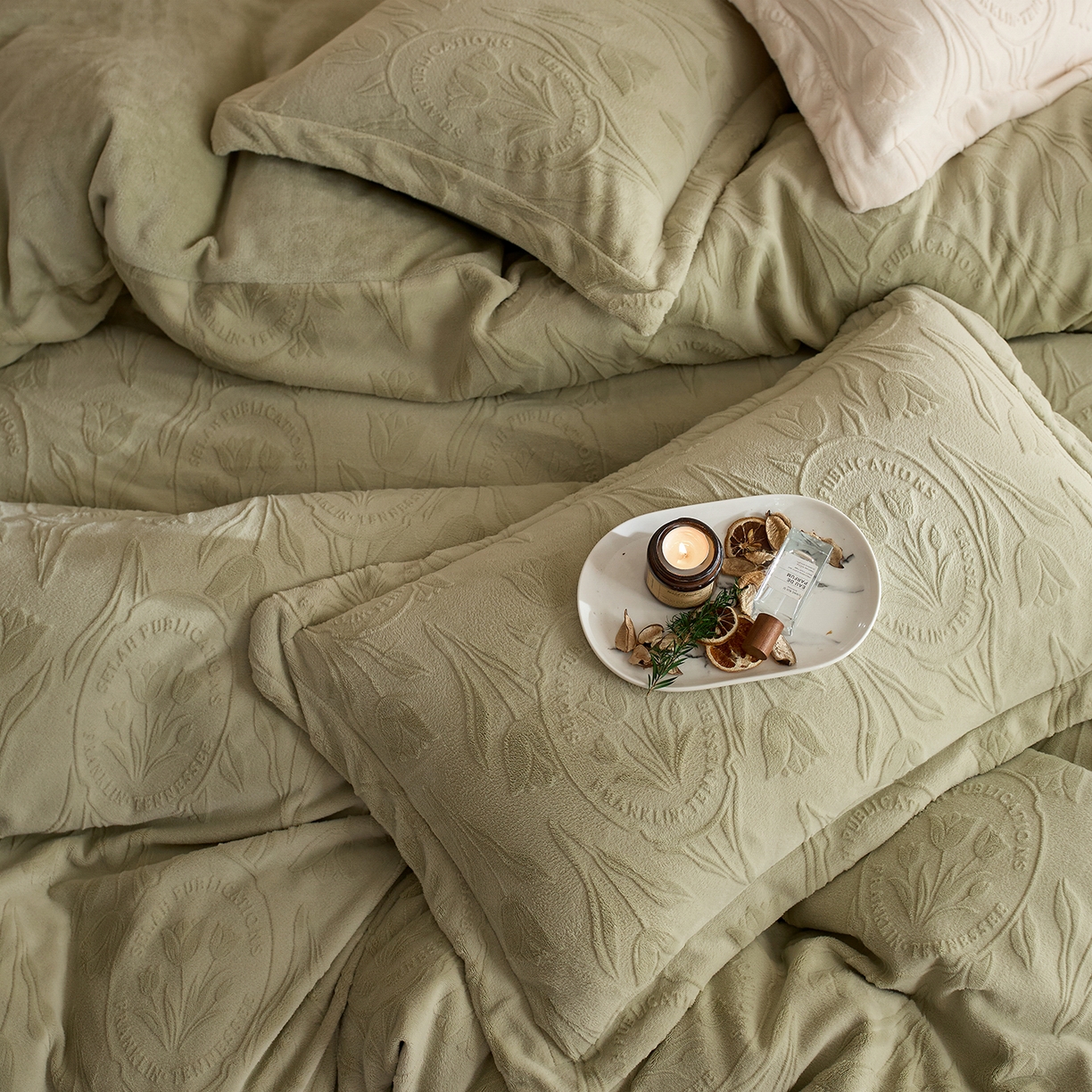 91家纺网 家纺一手货源 找家纺 亿梵家居 2025秋冬新款A类全消光牛奶绒立体5D雕花绒四件套-风格一 （提供买家秀） 郁金香-原野绿