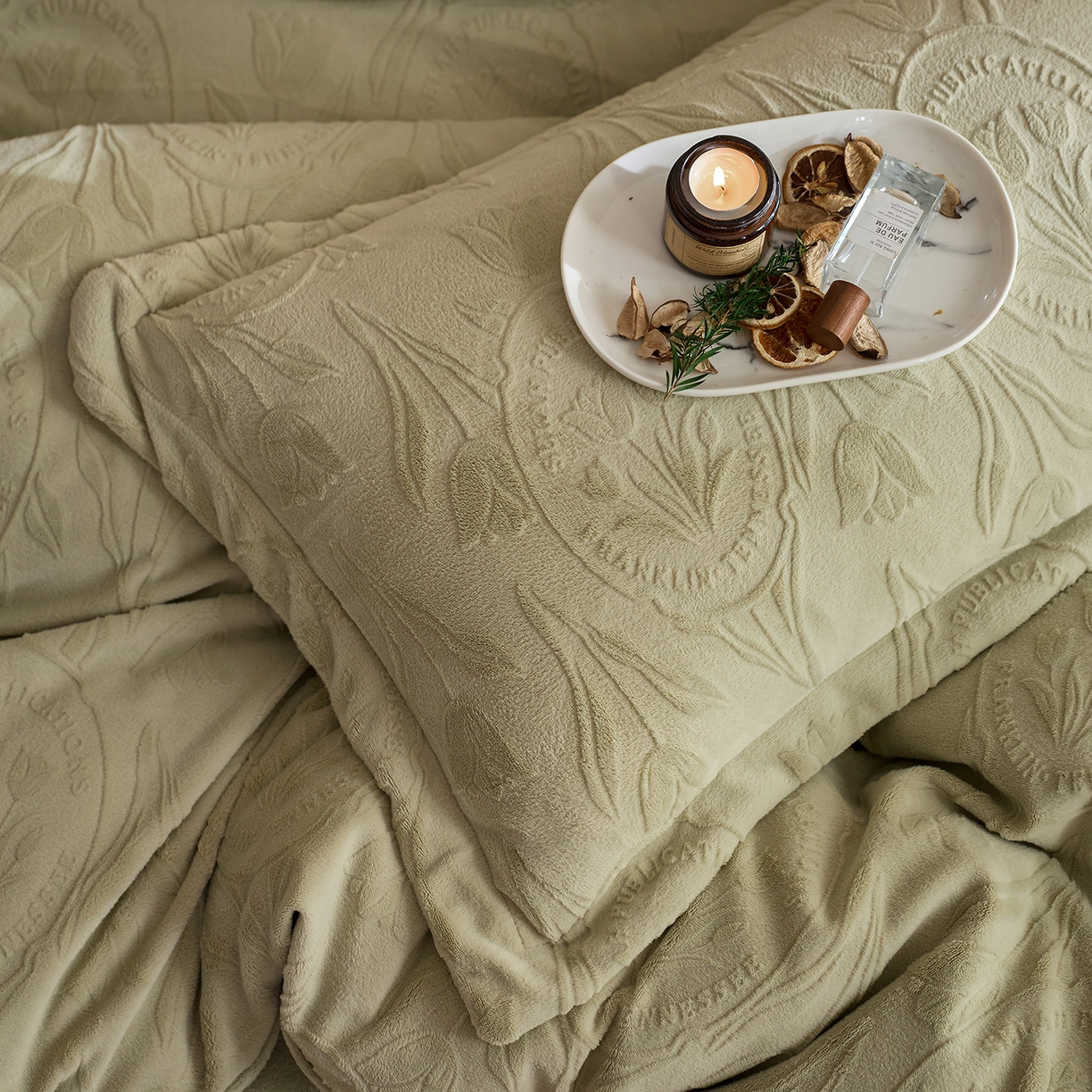 91家纺网 家纺一手货源 找家纺 亿梵家居 2025秋冬新款A类全消光牛奶绒立体5D雕花绒四件套-风格一 （提供买家秀） 郁金香-原野绿