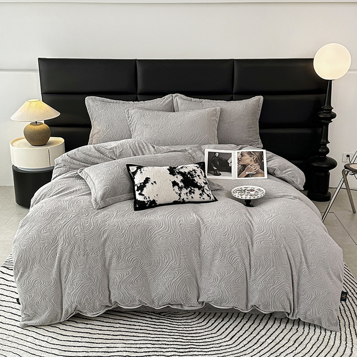 91家纺网 家纺一手货源 找家纺 金绣美居 2025新款亲肤舒适全消光牛奶绒雕花四件套-黎境 黎境-烟灰色