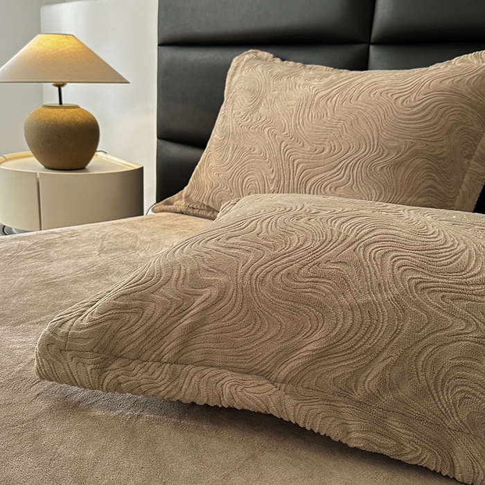 91家纺网 家纺一手货源 找家纺 （总）金绣美居 2025新款亲肤舒适全消光牛奶绒雕花四件套-黎境