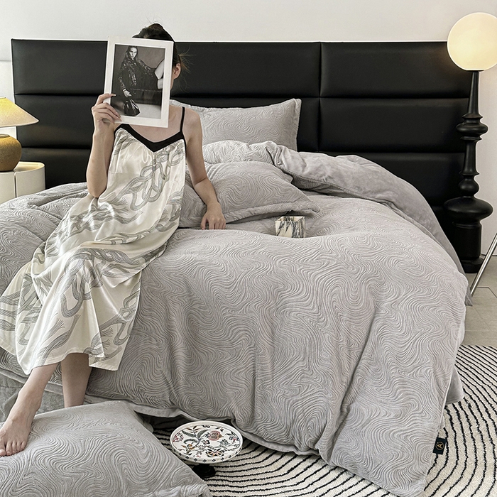 91家纺网 家纺一手货源 找家纺 金绣美居 2025新款亲肤舒适全消光牛奶绒雕花四件套-黎境 黎境-烟灰色