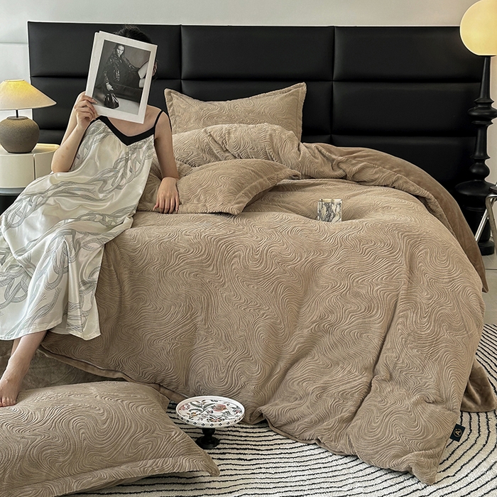 91家纺网 家纺一手货源 找家纺 金绣美居 2025新款亲肤舒适全消光牛奶绒雕花四件套-黎境 黎境-菩提咖