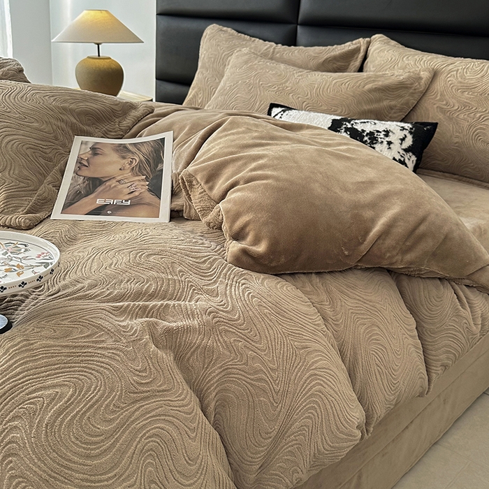 91家纺网 家纺一手货源 找家纺 金绣美居 2025新款亲肤舒适全消光牛奶绒雕花四件套-黎境 黎境-菩提咖