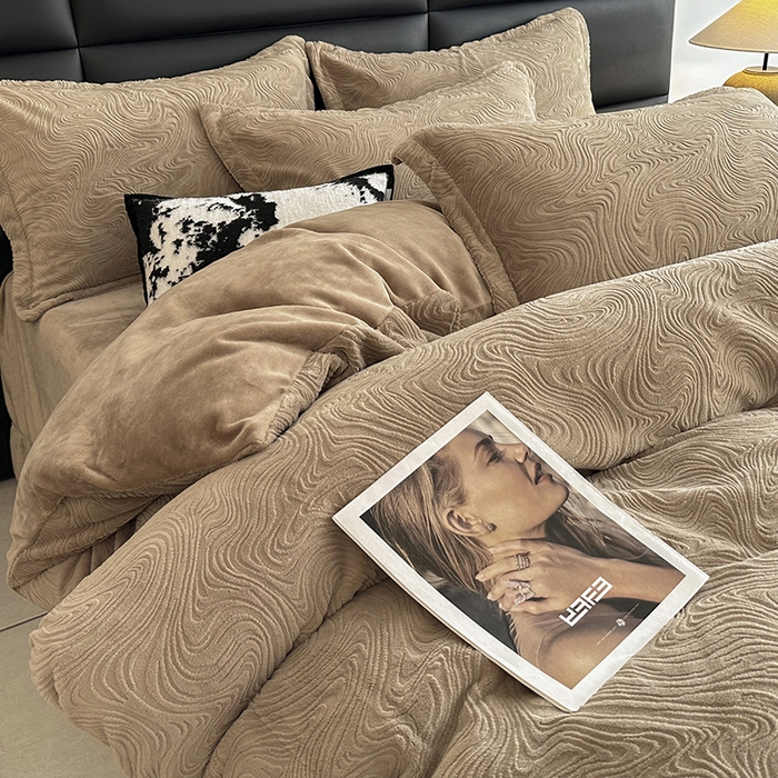 91家纺网 家纺一手货源 找家纺 金绣美居 2025新款亲肤舒适全消光牛奶绒雕花四件套-黎境 黎境-菩提咖