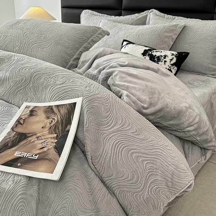 91家纺网 家纺一手货源 找家纺 （总）金绣美居 2025新款亲肤舒适全消光牛奶绒雕花四件套-黎境