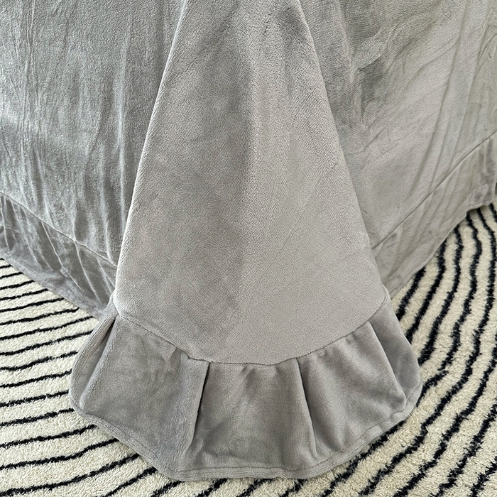 91家纺网 家纺一手货源 找家纺 金绣美居 2025新款亲肤舒适全消光牛奶绒雕花四件套-黎境 黎境-烟灰色