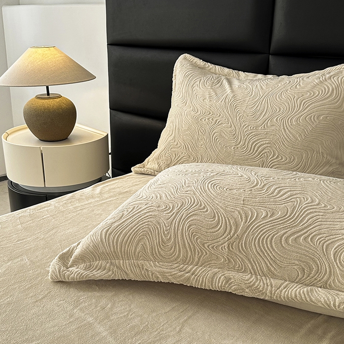 91家纺网 家纺一手货源 找家纺 金绣美居 2025新款亲肤舒适全消光牛奶绒雕花四件套-黎境 黎境-舒芙蕾