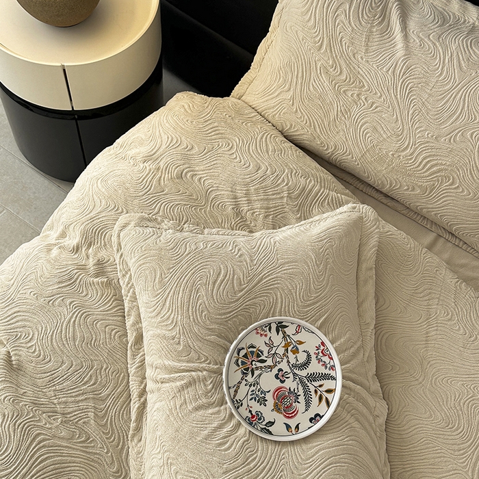 91家纺网 家纺一手货源 找家纺 金绣美居 2025新款亲肤舒适全消光牛奶绒雕花四件套-黎境 黎境-舒芙蕾