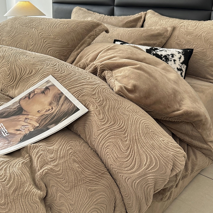 91家纺网 家纺一手货源 找家纺 （总）金绣美居 2025新款亲肤舒适全消光牛奶绒雕花四件套-黎境